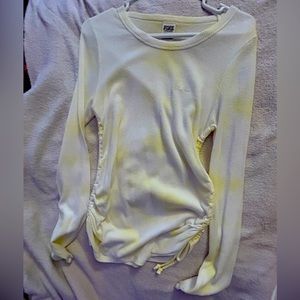 Yellow and white thermal. Crunchy on the sides. Never worn.